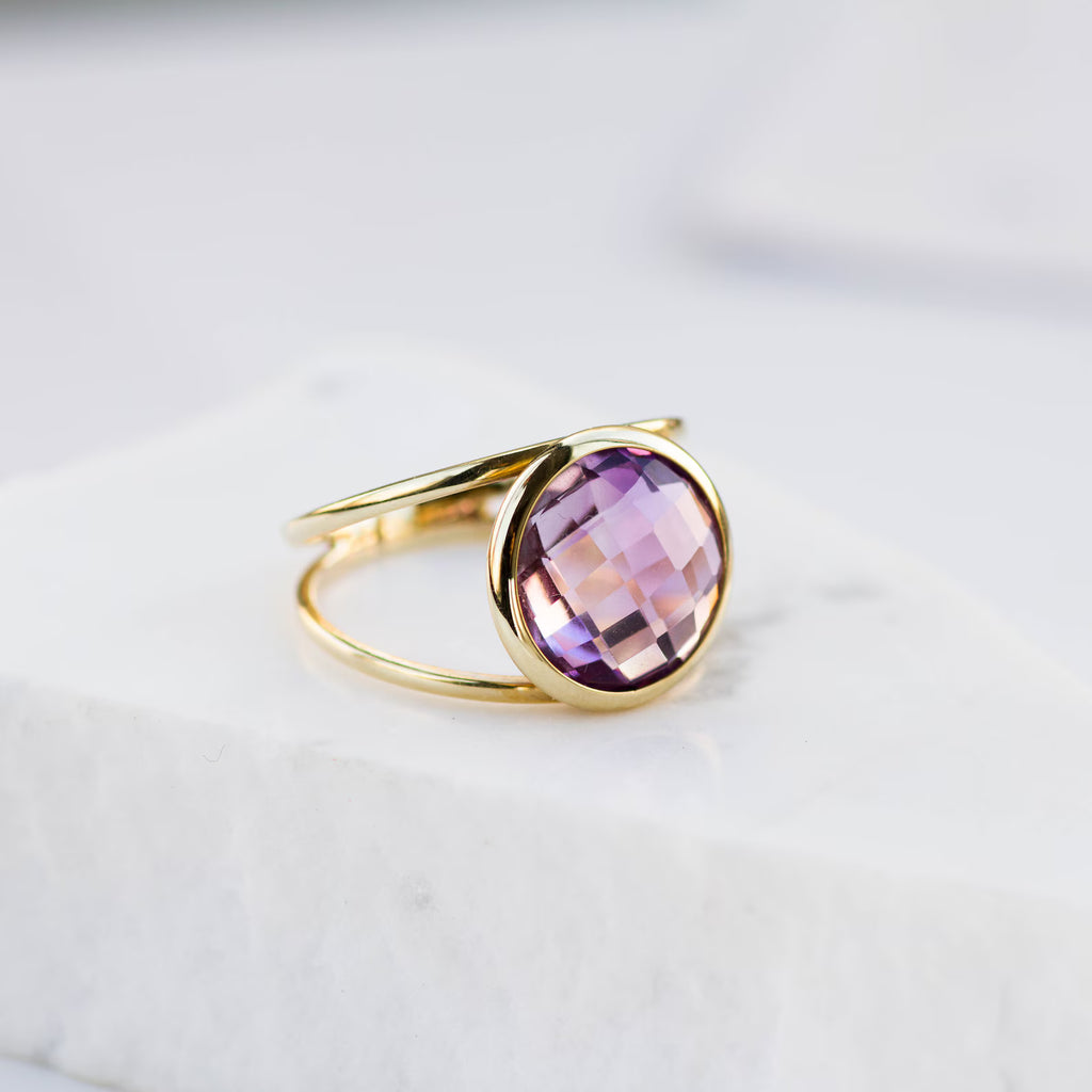 Luftli Amethyst Ring Gold Damen – Runder Lila Edelstein im Facettenschliff – Eleganter Statement Ring mit Doppel-Band