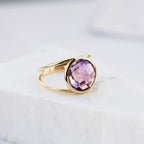 Luftli Amethyst Ring Gold Damen – Runder Lila Edelstein im Facettenschliff – Eleganter Statement Ring mit Doppel-Band