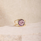 Luftli Amethyst Ring Gold Damen – Runder Lila Edelstein im Facettenschliff – Eleganter Statement Ring mit Doppel-Band