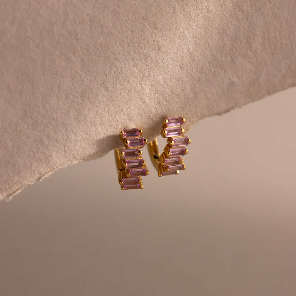 Gestaffelte Baguette Geburtsstein Huggie Creolen – Luftli