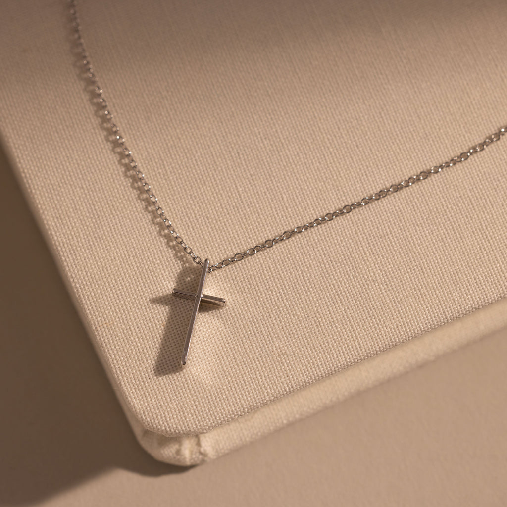 Schmale Kreuz Halskette – Luftli