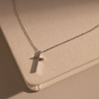 Schmale Kreuz Halskette – Luftli