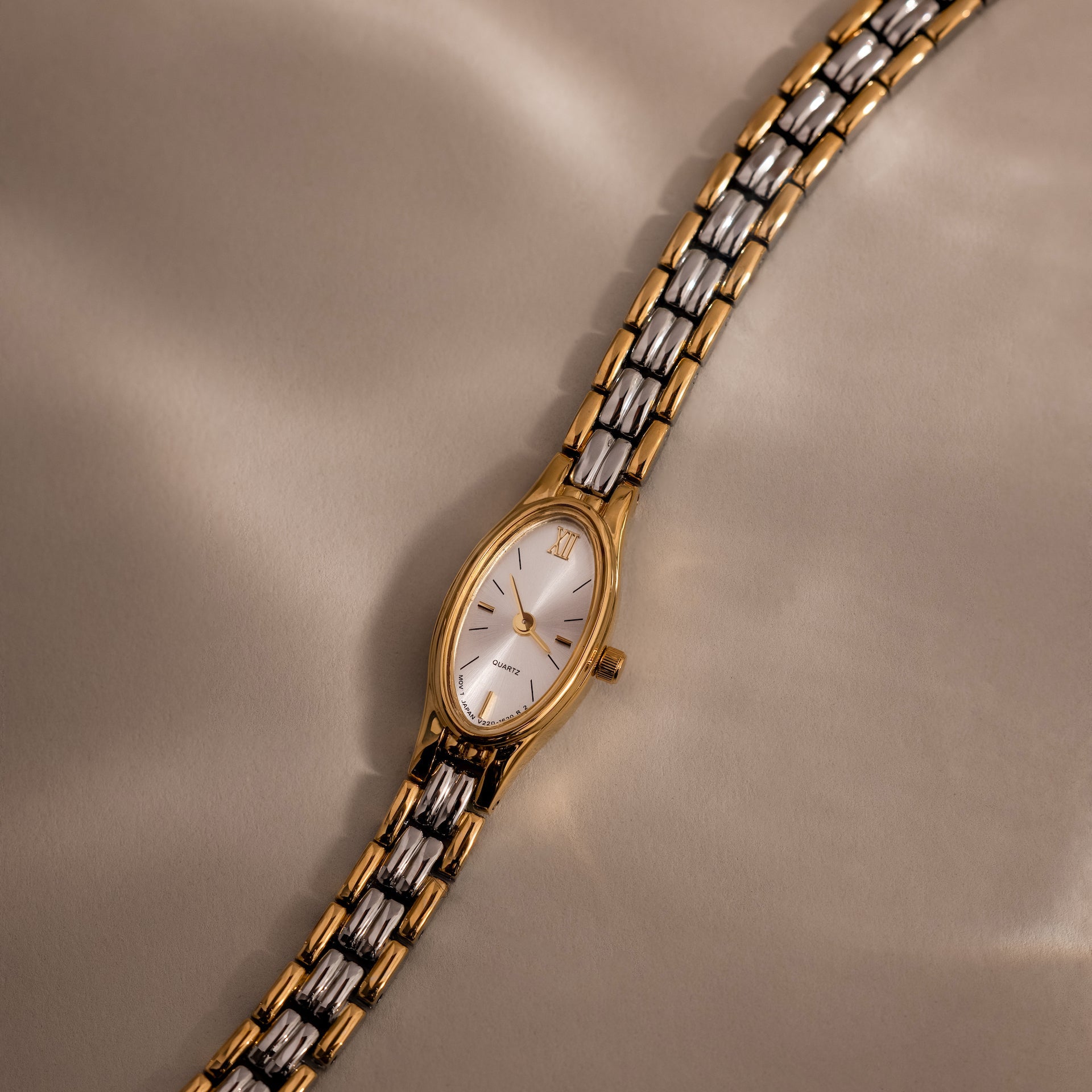 Schmale Oval Uhr – Luftli